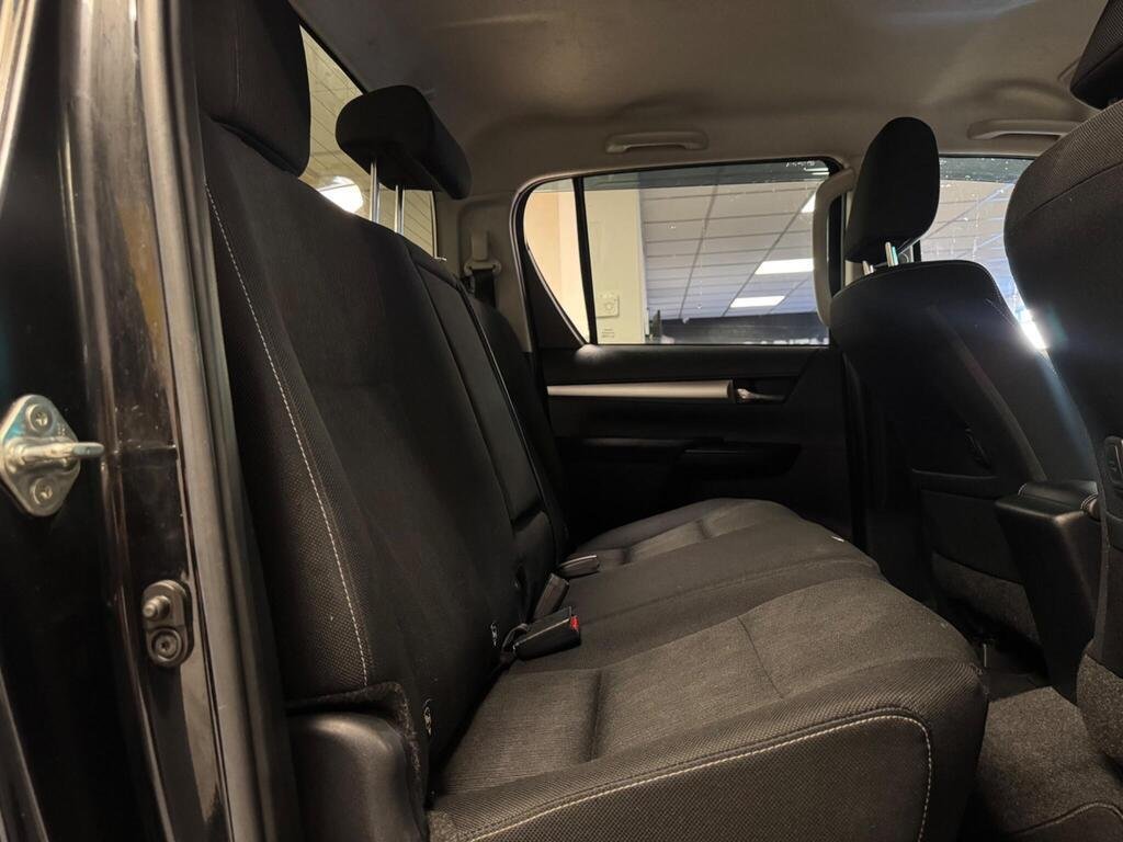 Toyota Hilux 2.8 D-4D Invincible Auto 4WD Euro 6